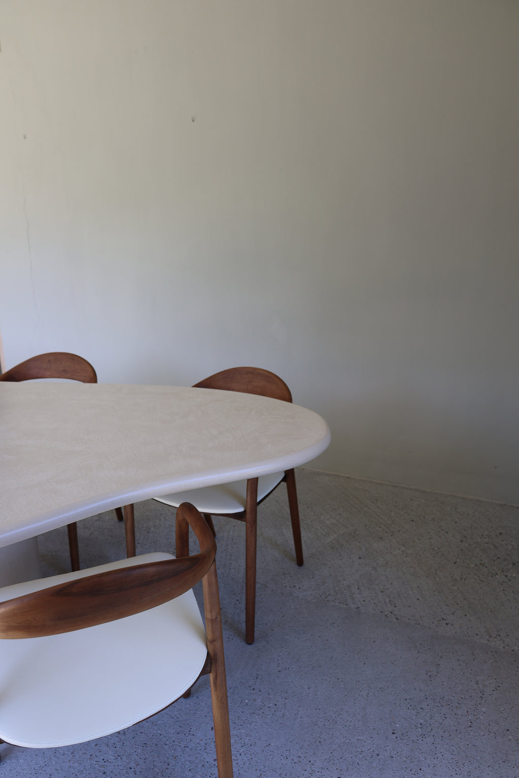 AIMI Dining Table