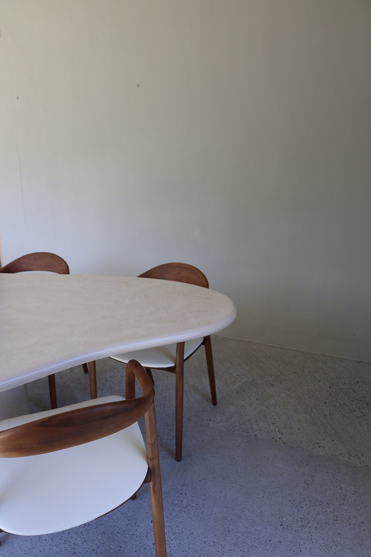 AIMI Dining Table
