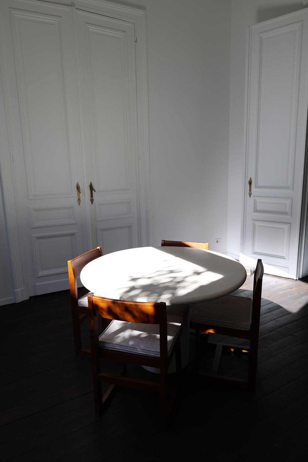 ARATA Dining Table